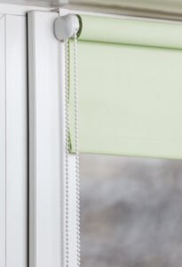 color-blackout-roller-blind -re