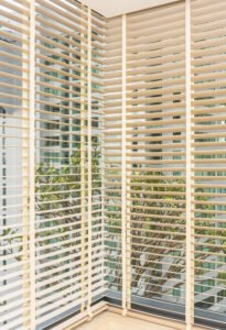 full-frame-shot-modern-building-window -re